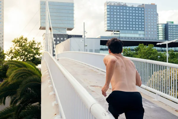 Athlète Torse Courir Rapidement Sur Pont Ville Devant Les Bâtiments — Photo