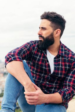 Yakışıklı sakallı bir adamın dikey profil portresi, güzellik ve erkeklik kavramı, metin için kopya alanı