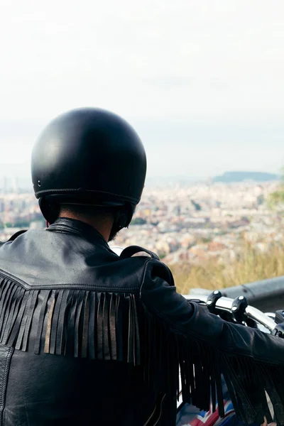 Zadní Pohled Nerozpoznatelného Motorkáře Helmou Koženou Bundou Hledícího Město Pohledu — Stock fotografie