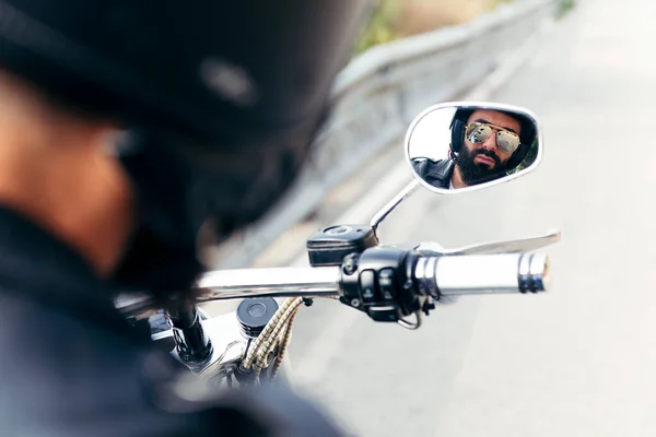 Motorkář Helmou Slunečními Brýlemi Odráží Zrcadle Jeho Motocyklu Konceptu Svobody — Stock fotografie