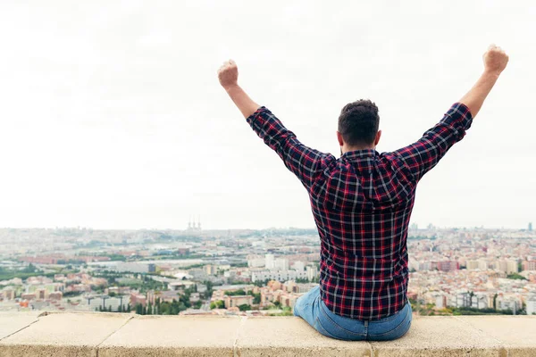 Çatıda oturan bir adamın dikiz aynasından şehri kolları havada, özgürlük ve kopukluk kavramı ile gözlemlemesi, metin için kopyalama alanı