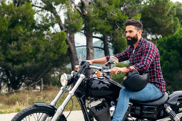 Красивий Бородатий Чоловік Їде Мотоциклі Шоломом Висить Його Руки Концепція — стокове фото