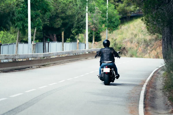 Hátsó Kilátás Egy Férfi Sisakkal Bőr Kabát Lovaglás Motorkerékpár Úton — Stock Fotó