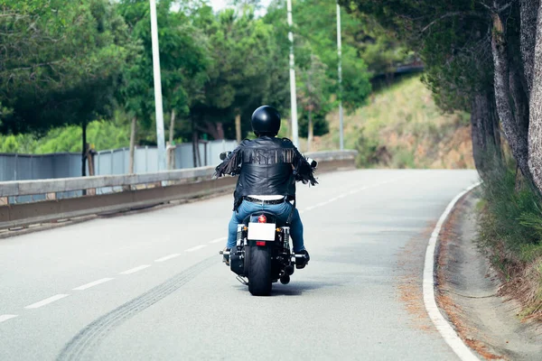 Zadní Pohled Motorkáře Helmou Koženou Bundou Motorce Silnici Koncept Svobody — Stock fotografie