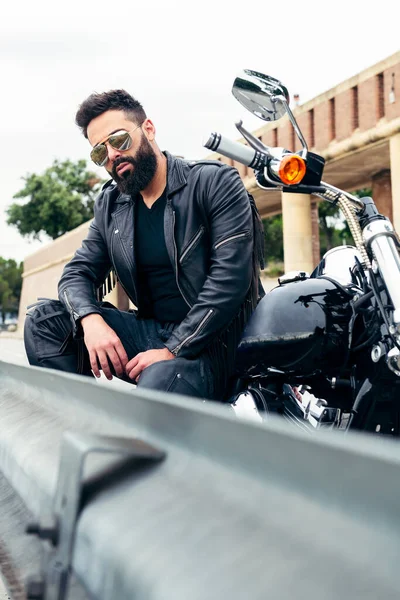Вертикальна Фотографія Чоловіка Шкіряній Куртці Лежить Біля Дороги Сидить Мотоциклі — стокове фото