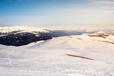 Gün batımında karlı yüksek dağ manzarası, doğada kış sporları kavramı