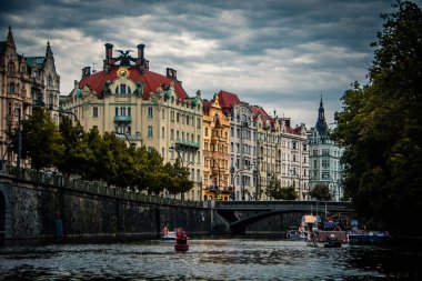 Karanlık ve Fırtınalı Prag Sulu