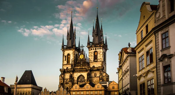 プラハ広場の教会塔 — ストック写真