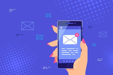 Ekranda harf simgesi olan akıllı telefonu tutan kadın. Cep telefonunda e-posta uygulaması, yeni mesaj konsepti afişi. Düz biçim vektör illüstrasyonu.