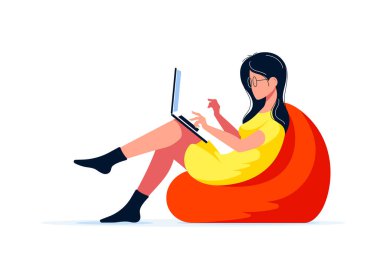 Sandalye çantasında oturan ve bilgisayarla çalışan genç bir kadın. Uzaktan çalışma, ev ofisi, kendini izole etme konsepti. Düz biçim illüstrasyonu, beyaz arkaplanda izole.