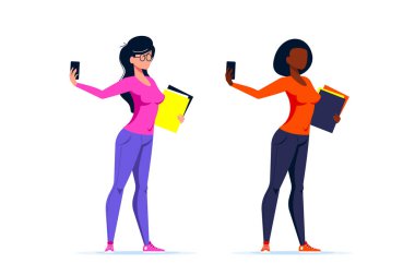 İki karakterli bir set. Genç beyaz ya da Afro-Amerikan öğrenci kadın akıllı telefondan selfie çekiyor. Düz biçim vektör illüstrasyonu.