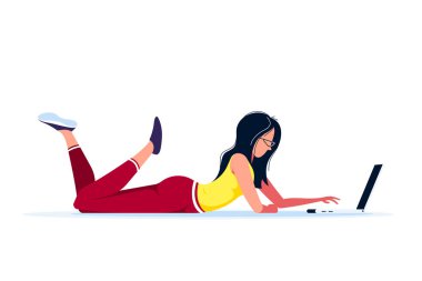 Evde yerde yatan ve bilgisayarla çalışan genç bir kadın. Uzaktan çalışma, ev ofisi, kendini izole etme konsepti. Düz biçim illüstrasyonu, beyaz arkaplanda izole.