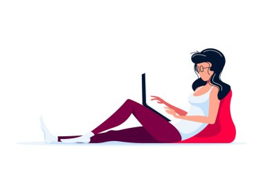 Evde genç bir kadın yerde oturuyor ve bilgisayarla çalışıyor. Uzaktan çalışma, ev ofisi, kendini izole etme konsepti. Düz biçim illüstrasyonu, beyaz arkaplanda izole.