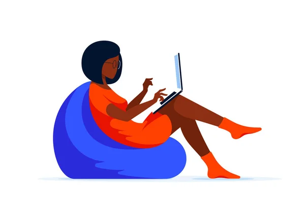 若い黒人女性が椅子に座ってコンピュータに取り組んでいる リモートワーク ホームオフィス 自己隔離の概念 白を基調とした平面図 — ストックベクタ
