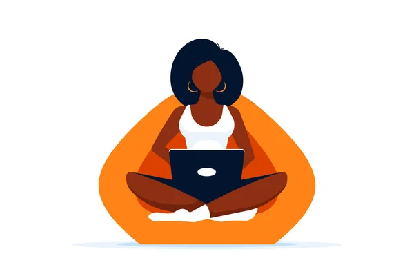 年轻的黑人妇女坐在家里的椅子袋 在电脑上工作 远程办公 家庭办公 自我隔离的概念 平面风格插图 白色背景孤立 — 图库矢量图片