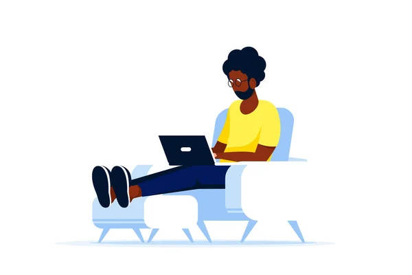 若い黒人男性が椅子に座ってコンピュータに取り組んでいる リモートワーク ホームオフィス 自己隔離の概念 白を基調とした平面図 — ストックベクタ