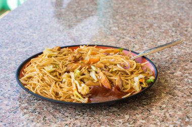 Tavuk etli ve sebzeli Asya Chow Mein Noodles. Popüler oryantal mutfak yemeği. Stok fotoğrafı.