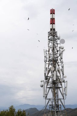 Telekomünikasyon kulesi antenli. Arkaplanda Dağlarla Kablosuz İletişim Anten Vericisi. Stok Fotoğrafı.