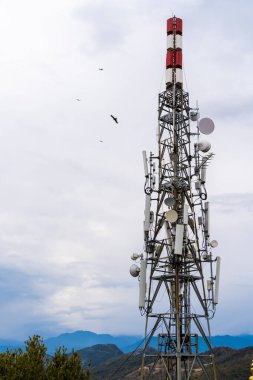 Telekomünikasyon kulesi antenli. Arkaplanda Dağlarla Kablosuz İletişim Anten Vericisi. Stok Fotoğrafı.