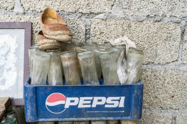 Nepal, Pokhara - Mart 2020: Kutularda boş Pepsi cam şişeleri. 