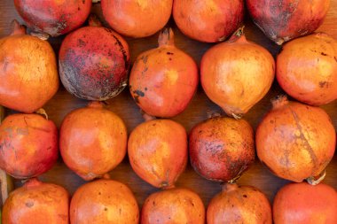 Meyve dükkanında kırmızı taze nar ile arka plan. Yakın çekim stok fotoğrafı.