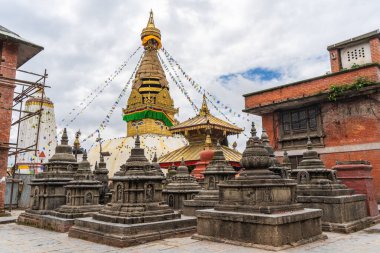 Swayambhunath tapınağındaki Stupa, üzerinde geleneksel 