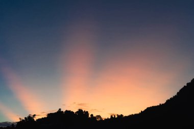 Gün batımında sıradağlarla güzel bir manzara. Pokhara, Nepal 'de günbatımı manzarası. Stok Fotoğrafı.