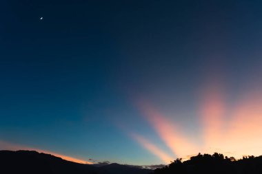 Gün batımında sıradağlarla güzel bir manzara. Pokhara, Nepal 'de günbatımı manzarası. Stok Fotoğrafı.