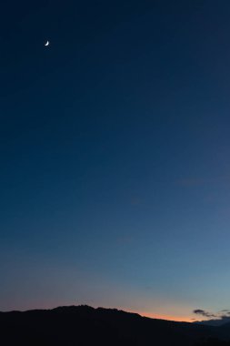 Gün batımında sıradağlarla güzel bir manzara. Pokhara, Nepal 'de günbatımı manzarası. Stok Fotoğrafı.