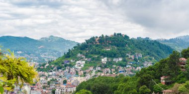Nepal 'in başkenti Katmandu şehrinin panoramik manzarası. Ön planda ağaçlar, stok fotoğrafı..