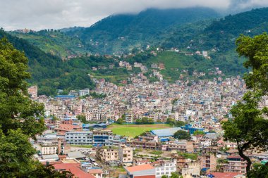 Nepal 'in başkenti Katmandu şehrinin panoramik manzarası. Ön planda ağaçlar, stok fotoğrafı..