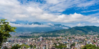 Nepal 'in başkenti Katmandu şehrinin panoramik manzarası. Ön planda ağaçlar, stok fotoğrafı..