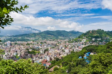 Nepal 'in başkenti Katmandu şehrinin panoramik manzarası. Ön planda ağaçlar, stok fotoğrafı..