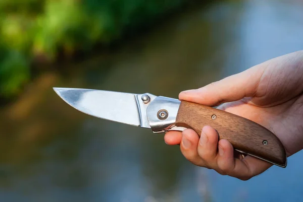 Weibliche Hand Hält Touristenjacke Draußen Tourismuskonzept Archivbild Aus Nächster Nähe — Stockfoto