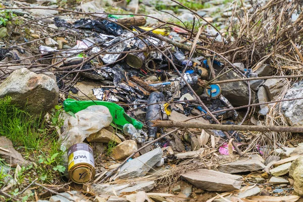 Nepal, Pokhara, Sedi-Bagar Köyü - Nisan 2020: Doğadaki çöplük, çevre sorunu