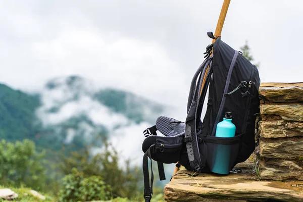 Mochila Con Botella Agua Palo Bambú Valla Piedra Cerca Del —  Fotos de Stock