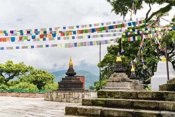 Tre Stupa Variopinte Bandiere Culto Nel Tempio Swayambhunath Nella Città — Foto Stock