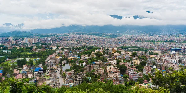 Nepal 'in başkenti Katmandu şehrinin panoramik manzarası. Ön planda ağaçlar, stok fotoğrafı..
