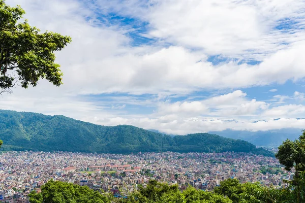 Nepal 'in başkenti Katmandu şehrinin panoramik manzarası. Ön planda ağaçlar, stok fotoğrafı..