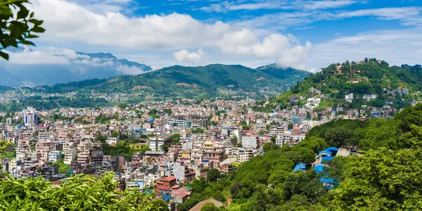 Nepal Başkenti Katmandu Şehrinin Panoramik Manzarası Planda Ağaçlar Stok Fotoğrafı — Stok fotoğraf