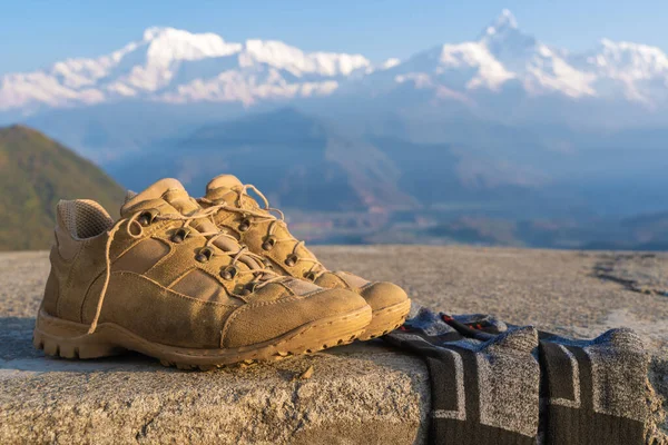 Toeristische Wandelschoenen Met Sokken Met Annapurna Bereik Besneeuwde Pieken Achtergrond — Stockfoto
