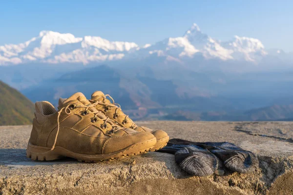 Turystyczne Buty Turystyczne Skarpetkami Serii Annapurna Śnieżne Szczyty Tle Trekking — Zdjęcie stockowe