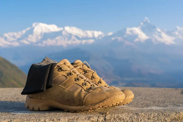 Turystyczne Buty Turystyczne Skarpetkami Serii Annapurna Śnieżne Szczyty Tle Trekking — Zdjęcie stockowe