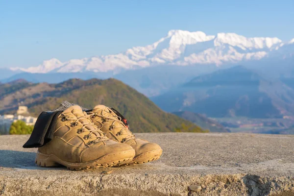 Turystyczne Buty Turystyczne Skarpetkami Serii Annapurna Śnieżne Szczyty Tle Trekking — Zdjęcie stockowe