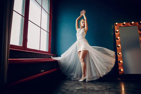 Wysoka Blondynka Przewiewnej Sukience Tańczy Trzymając Ręce Górze Jej Sukienka — Zdjęcie stockowe