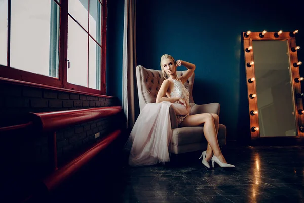 Una Señora Rubia Vestido Corto Sienta Sillón Frente Una Ventana — Foto de Stock