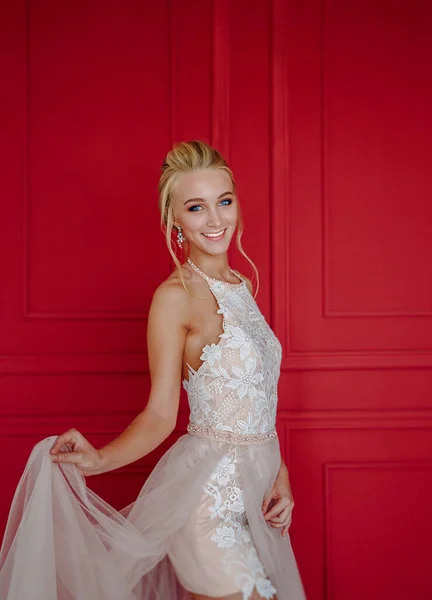Blonde Girl Bright Smile Poses Red Wall Blue Eyed Bride — Stock Photo, Image