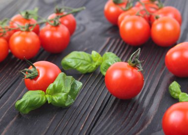 Ahşap zemin üzerinde taze kiraz domatesleri