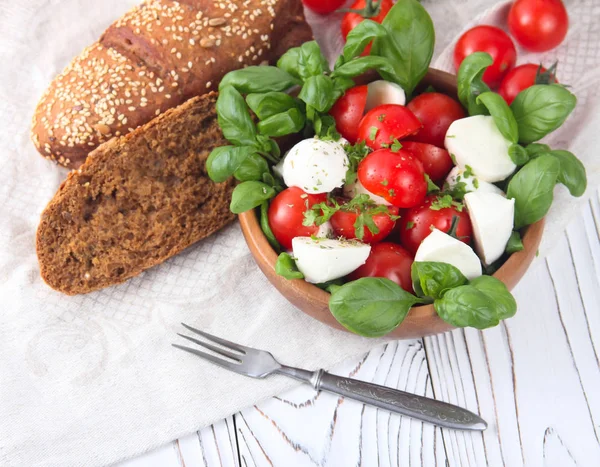 Färska Röda Körsbärstomater Och Mozzarella Ost Med Basilika Trä Bakgrund — Stockfoto