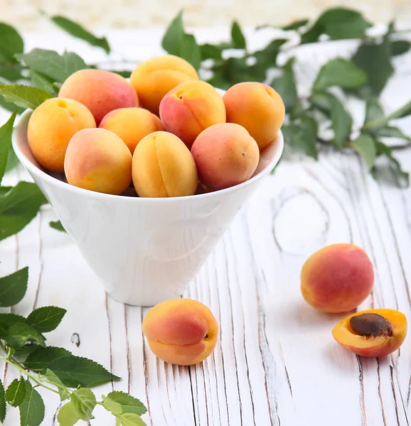Färska aprikoser i en tallrik — Stockfoto